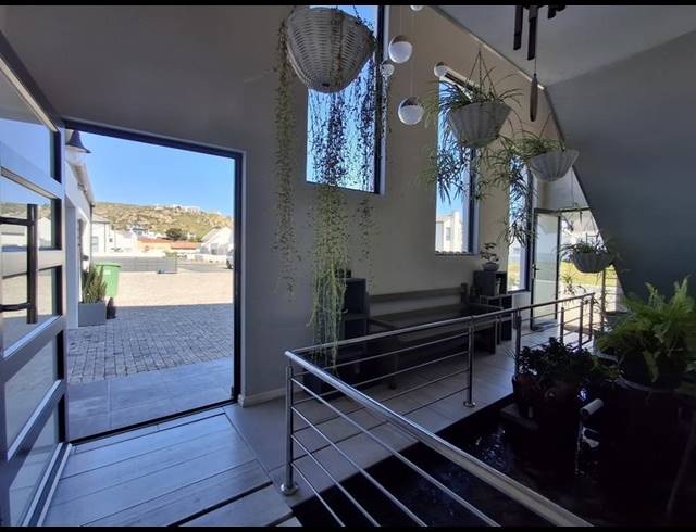 5 BEDROOM HOUSE FOR SALE IN SANDY POINT